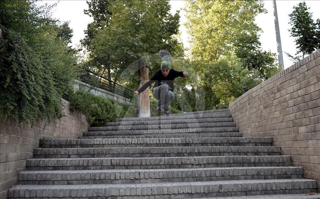 Yer çekimine meydan okuyan İranlı kızlar