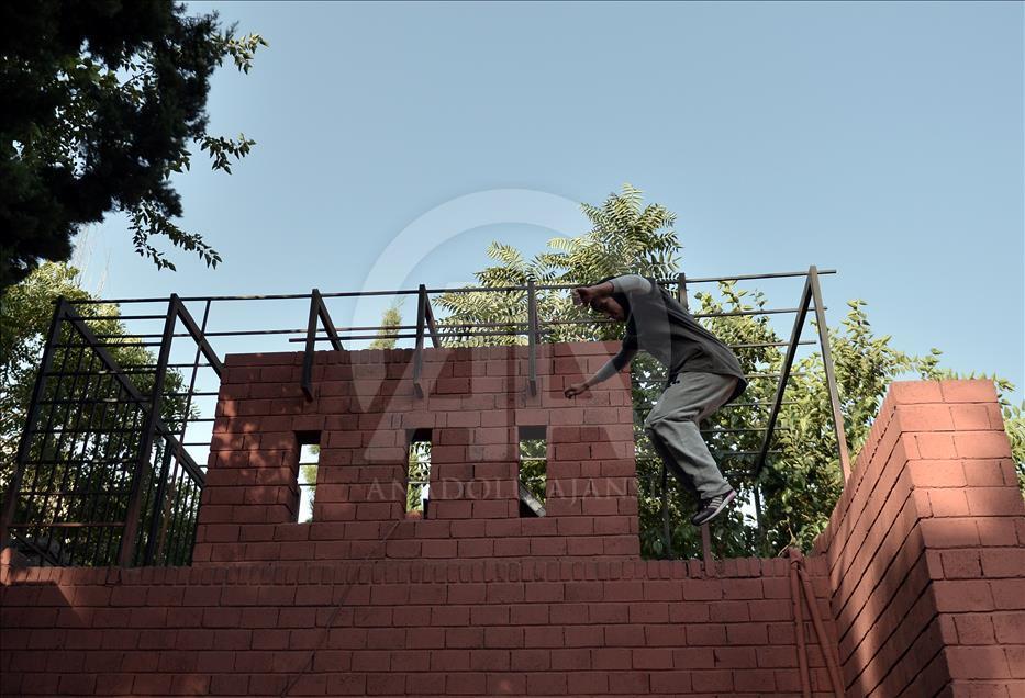 Yer çekimine meydan okuyan İranlı kızlar