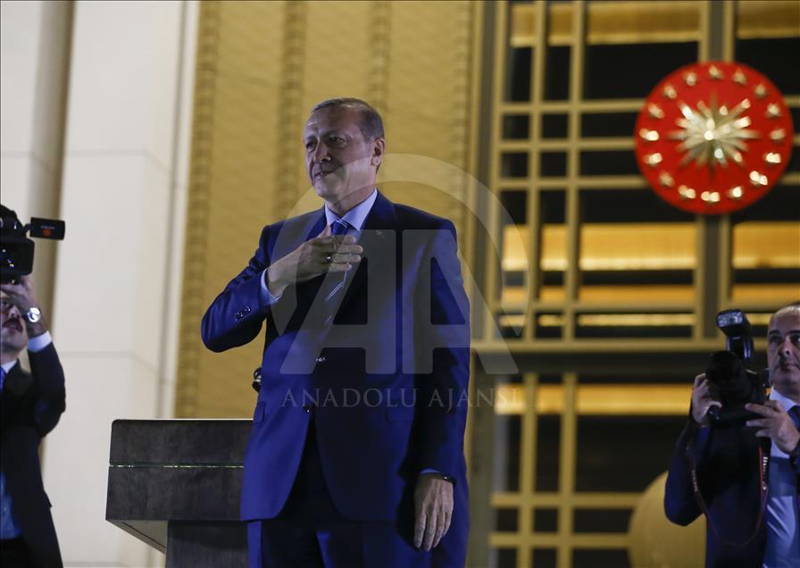 Cumhurbaşkanı Erdoğan, Cumhurbaşkanlığı Külliyesi'nde vatandaşları selamladı