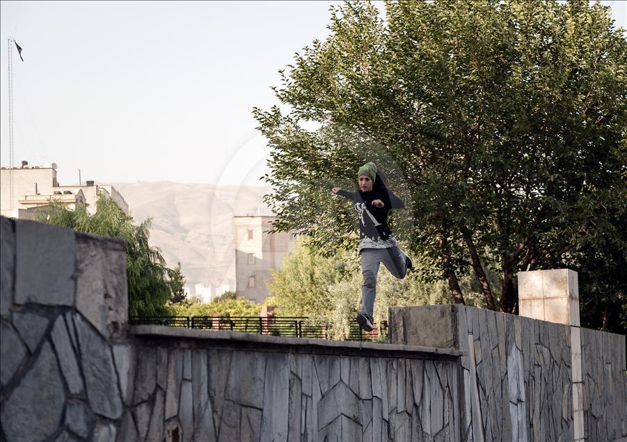 Yer çekimine meydan okuyan İranlı kızlar
