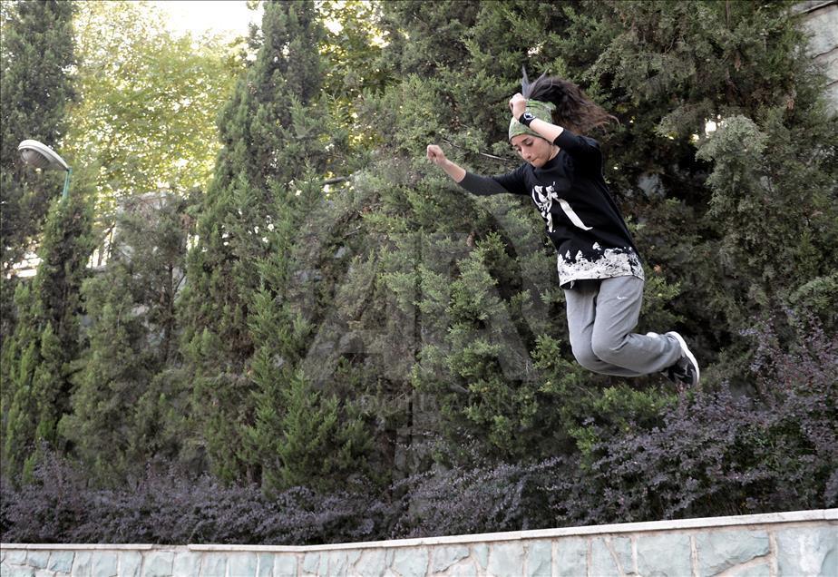 Yer çekimine meydan okuyan İranlı kızlar