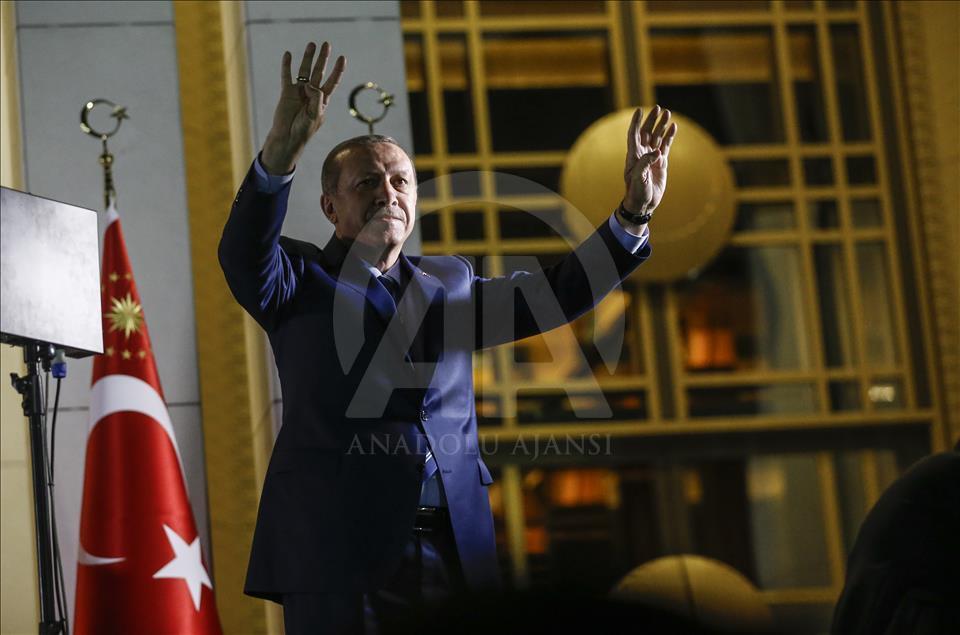 Cumhurbaşkanı Erdoğan, Cumhurbaşkanlığı Külliyesi'nde vatandaşları selamladı