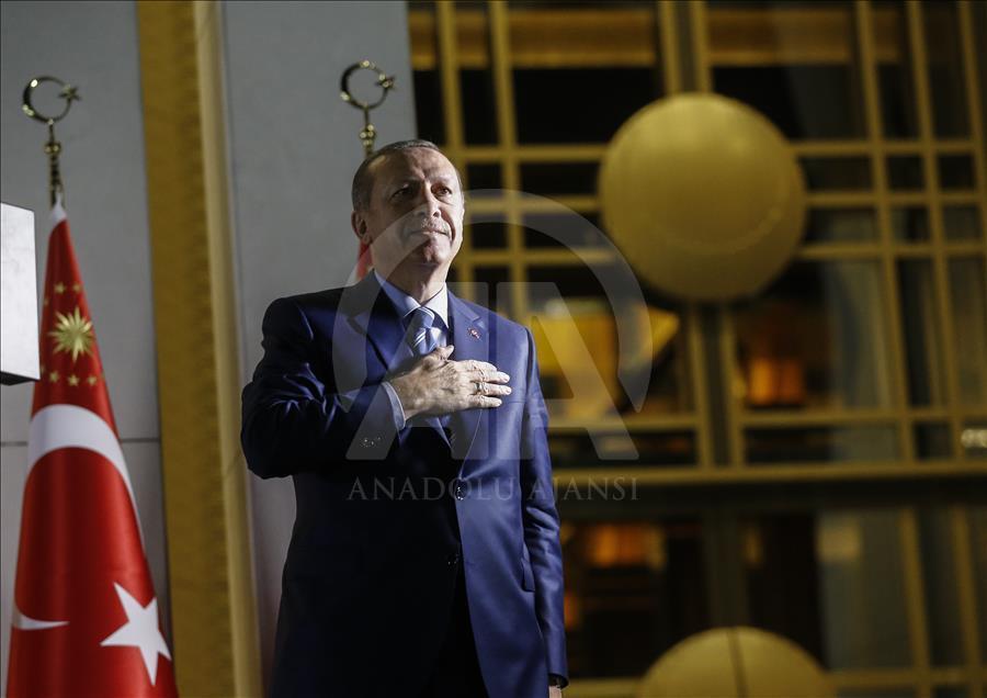 Cumhurbaşkanı Erdoğan, Cumhurbaşkanlığı Külliyesi'nde vatandaşları selamladı