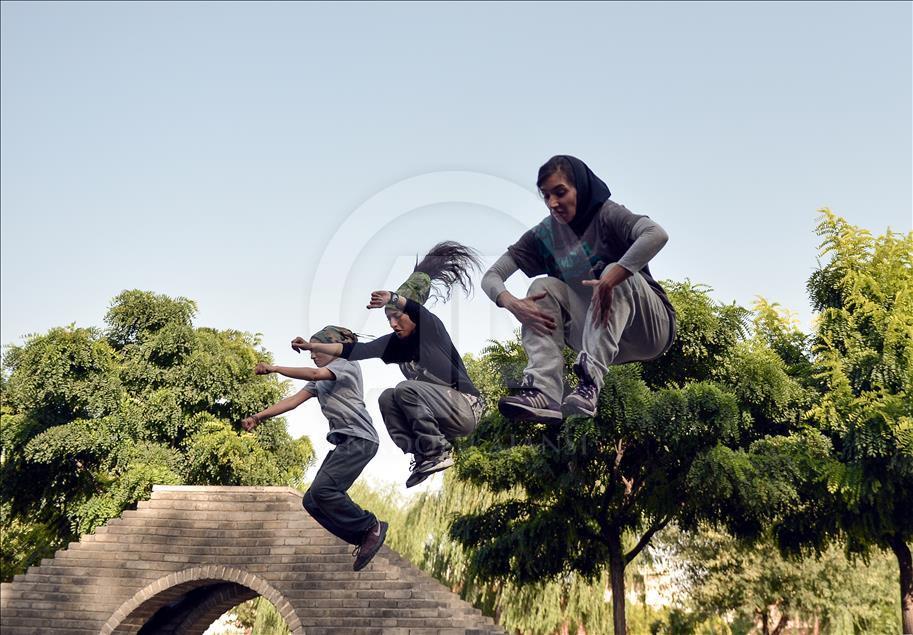 Yer çekimine meydan okuyan İranlı kızlar