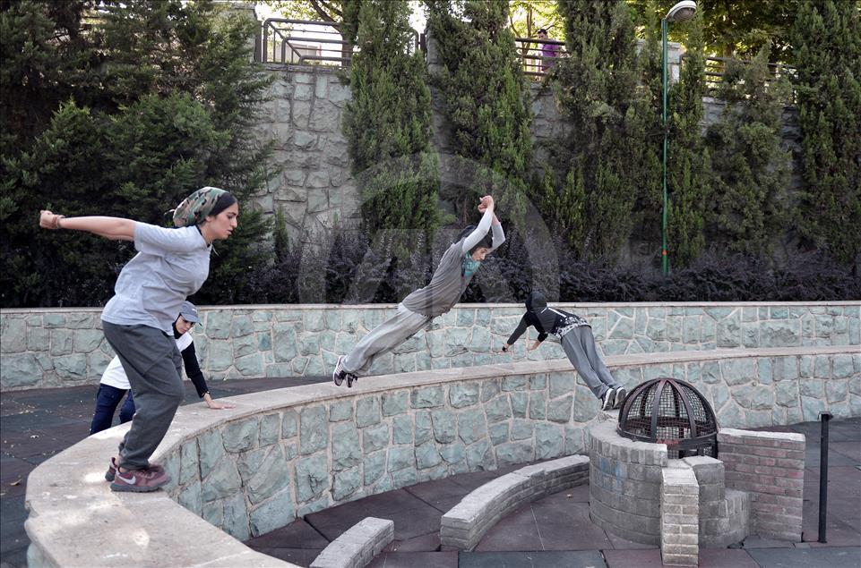 Yer çekimine meydan okuyan İranlı kızlar