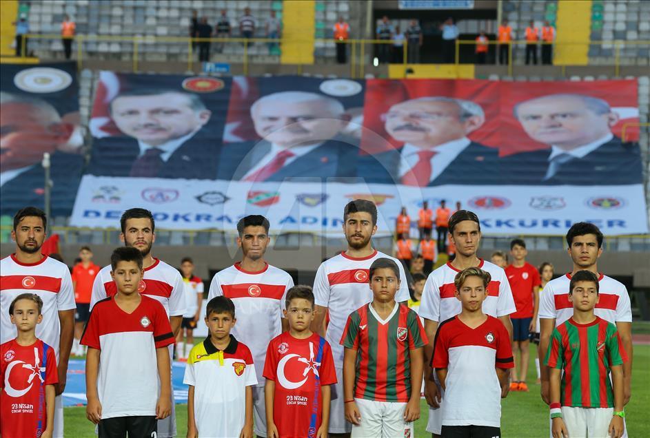 İzmirli kulüpler demokrasi için sahaya çıktı