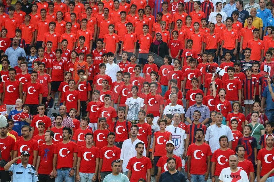 İzmirli kulüpler demokrasi için sahaya çıktı