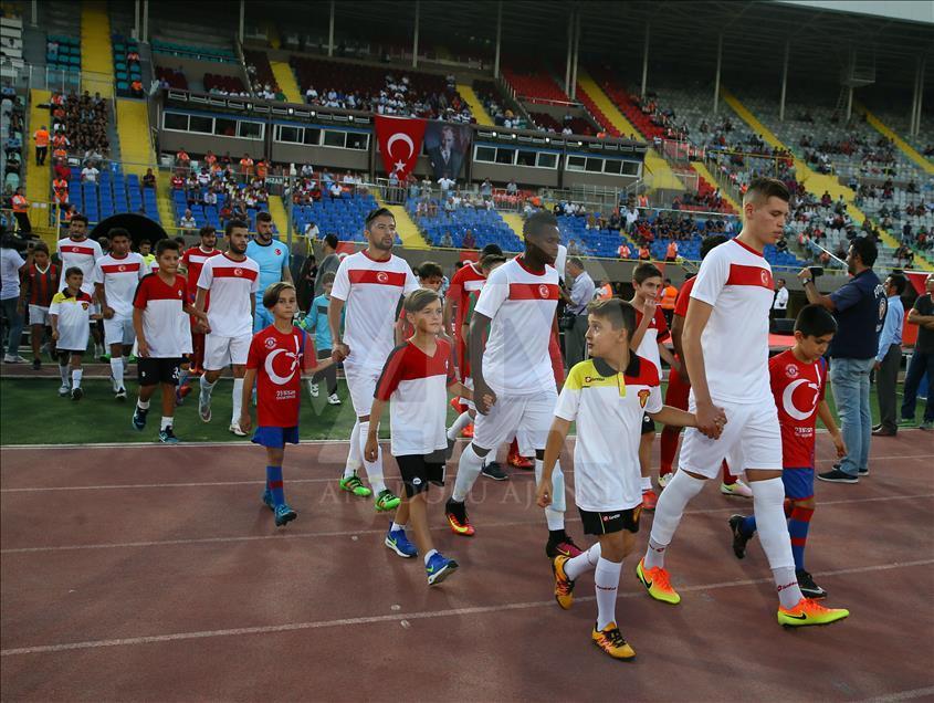 İzmirli kulüpler demokrasi için sahaya çıktı