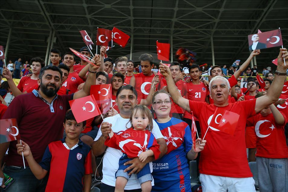 İzmirli kulüpler demokrasi için sahaya çıktı