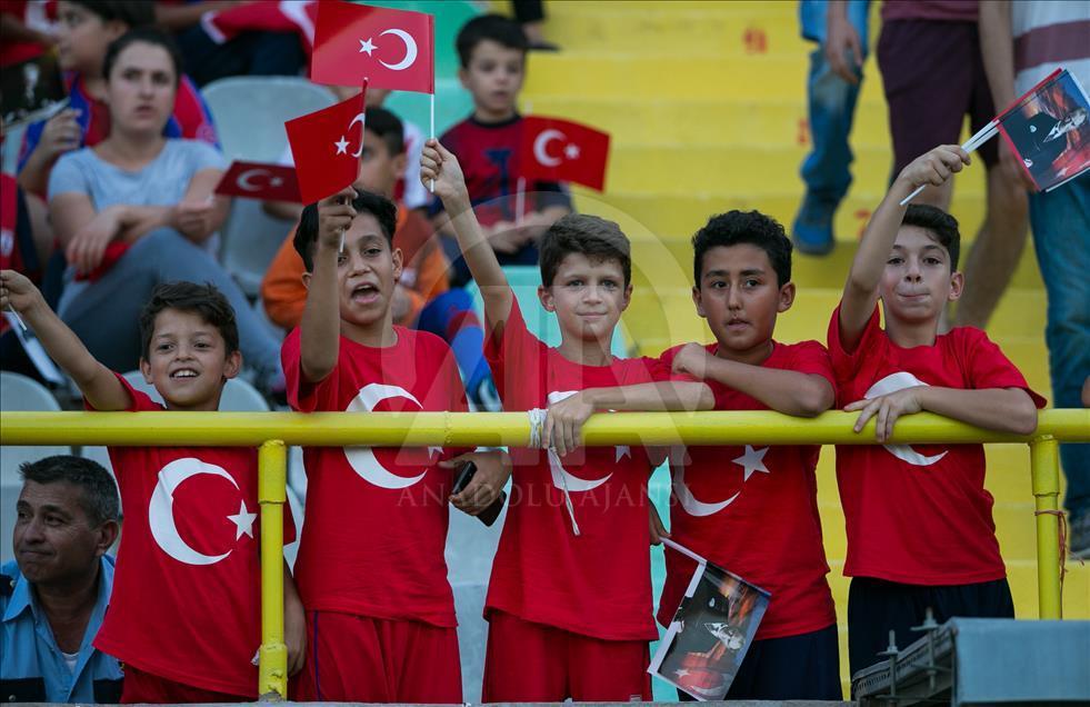 İzmirli kulüpler demokrasi için sahaya çıktı