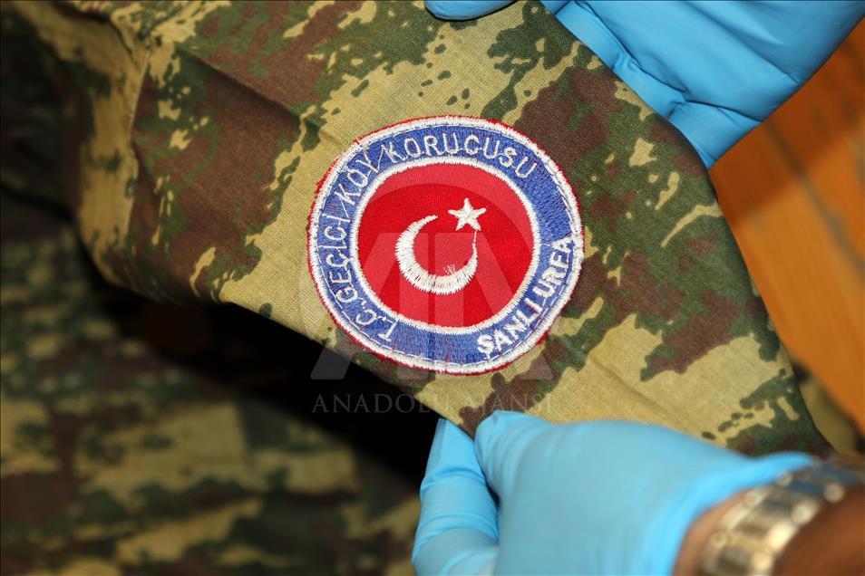 Öğrenci evinden asker kıyafeti ve bot çıktı