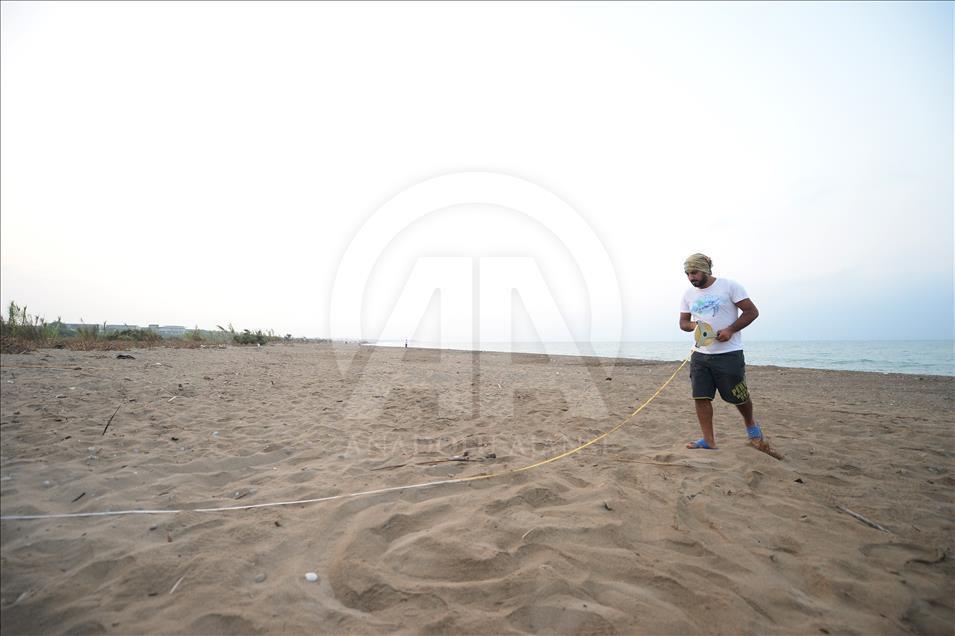 Caretta carettaların gönüllü "ebe"si