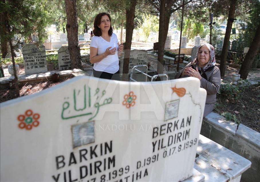 17 Ağustos Depreminde yakınlarını kaybedenler mezarlıklarda