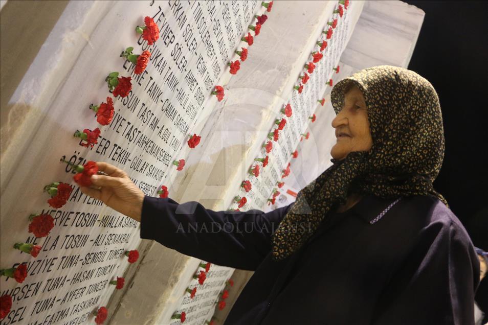 17 Ağustos Depreminde yakınlarını kaybedenler mezarlıklarda