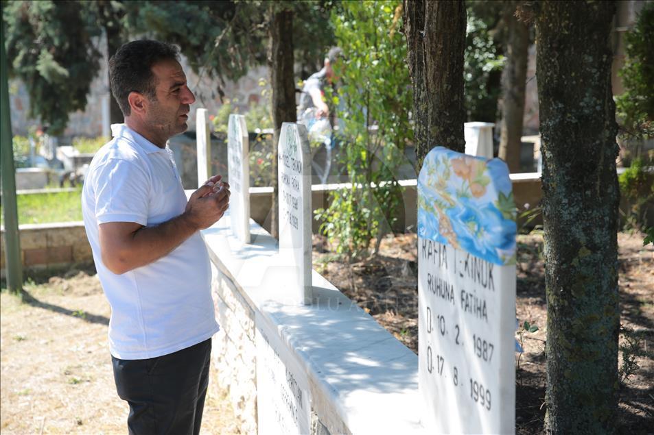 17 Ağustos Depreminde yakınlarını kaybedenler mezarlıklarda