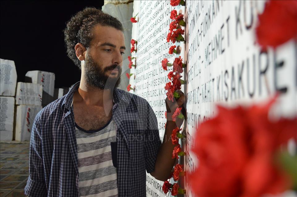 17 Ağustos Depreminde yakınlarını kaybedenler mezarlıklarda