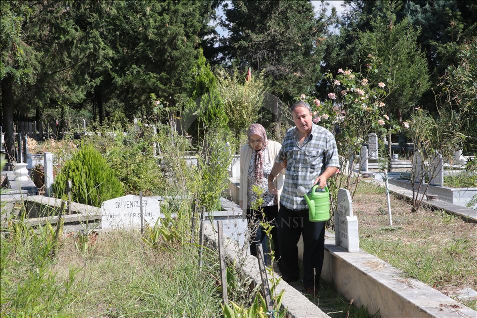 17 Ağustos Depreminde yakınlarını kaybedenler mezarlıklarda