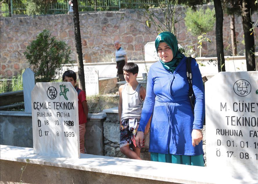 17 Ağustos Depreminde yakınlarını kaybedenler mezarlıklarda