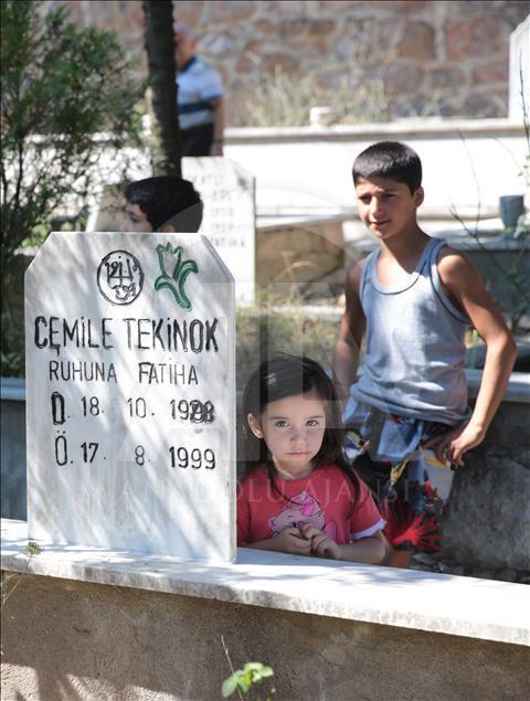 17 Ağustos Depreminde yakınlarını kaybedenler mezarlıklarda