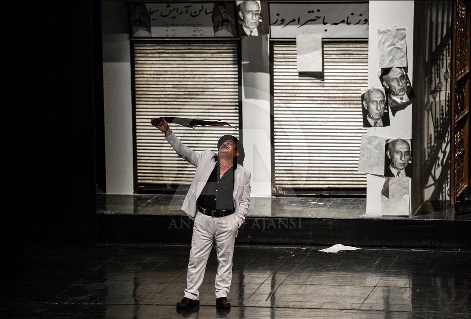 Darbenin tiyatrosu: "Musaddık'ın Gece Notları"