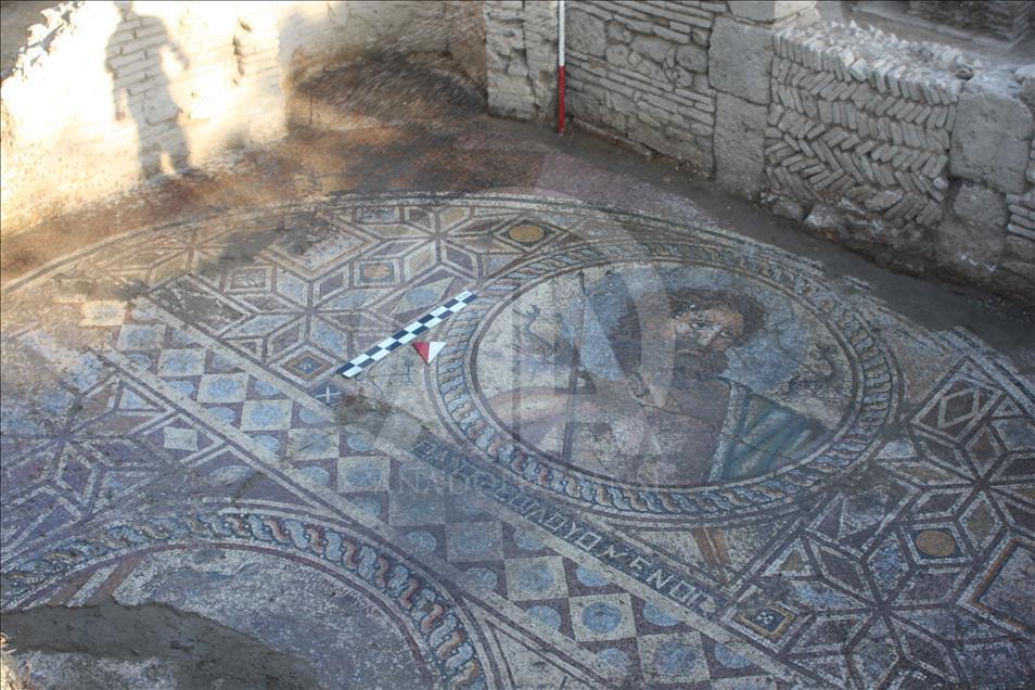 Antik kentte "Poseidon" tasvirli mozaik bulundu