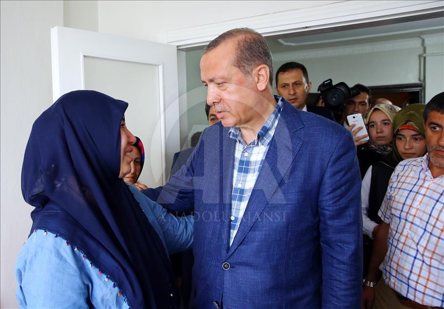 Cumhurbaşkanı Erdoğan, şehit ailelerini ziyaret etti