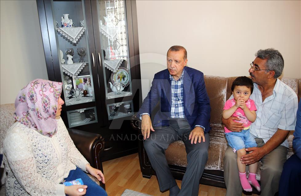 Cumhurbaşkanı Erdoğan, şehit ailelerini ziyaret etti