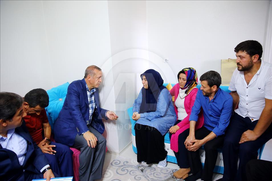 Cumhurbaşkanı Erdoğan, şehit ailelerini ziyaret etti
