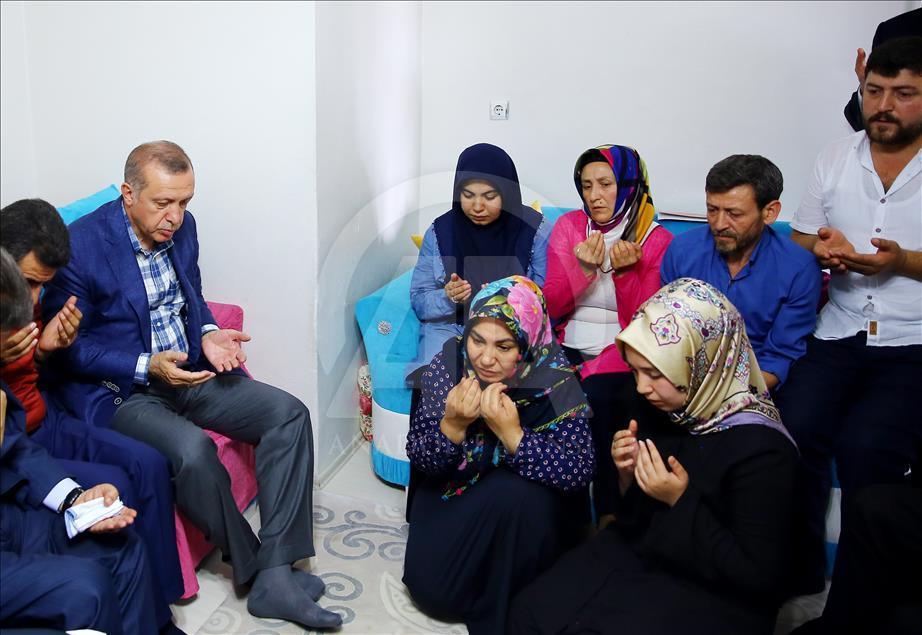 Cumhurbaşkanı Erdoğan, şehit ailelerini ziyaret etti