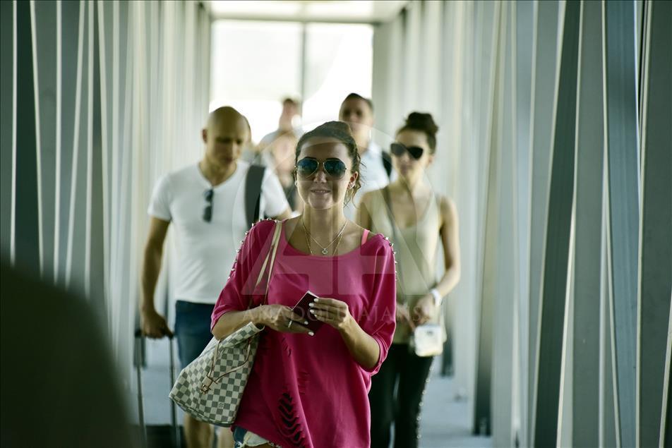 Российских туристов торжественно встретили в аэропорту Бодрума