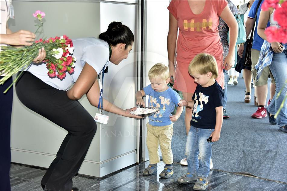 Российских туристов торжественно встретили в аэропорту Бодрума