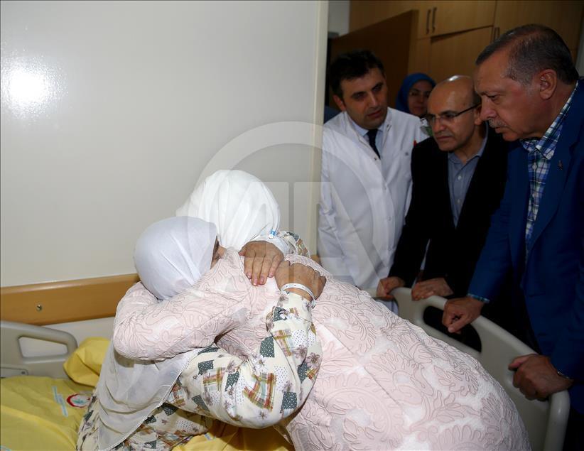 Cumhurbaşkanı Erdoğan, terör saldırısında yaralananları hastanede ziyaret etti