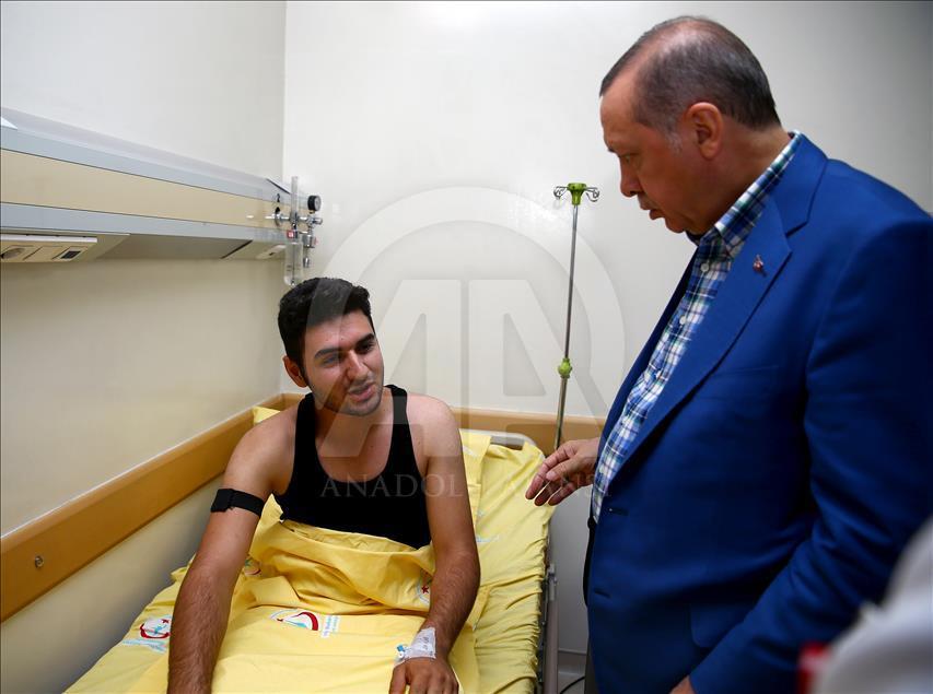 Cumhurbaşkanı Erdoğan, terör saldırısında yaralananları hastanede ziyaret etti