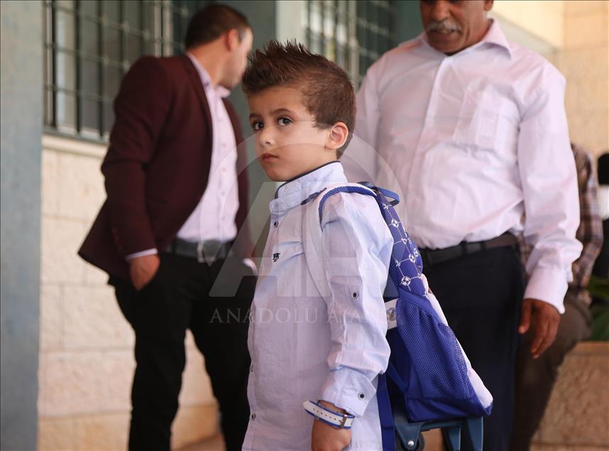 İsrail saldırısında ailesini kaybeden minik Devabişe, okula buruk başladı
