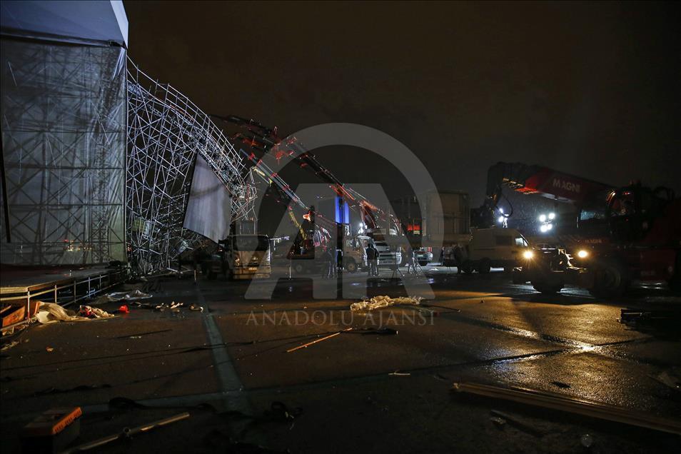 AKM'de tören için kurulan platform yıkıldı