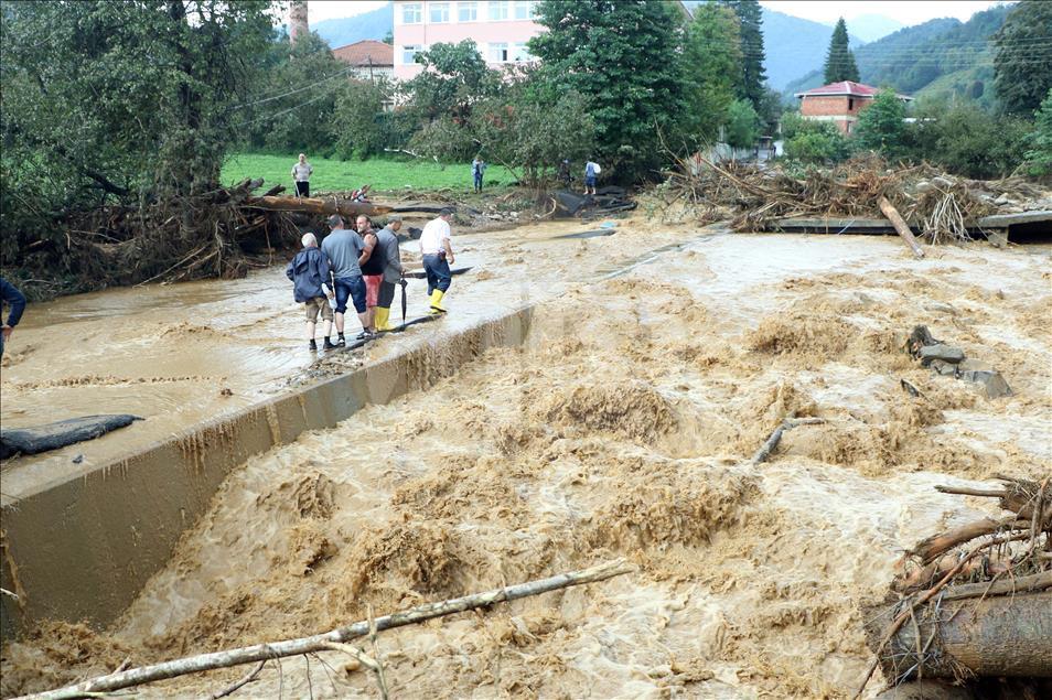 Rize'de şiddetli yağış