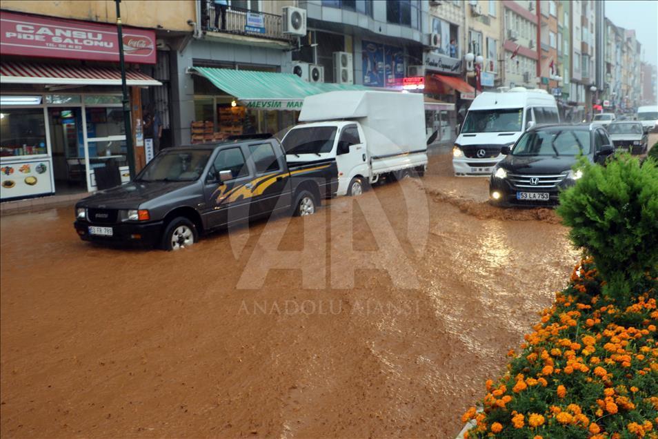 Rize'de şiddetli yağış