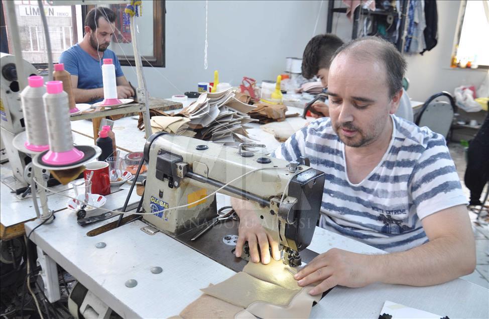 Ayakkabıcıların bayram telaşı