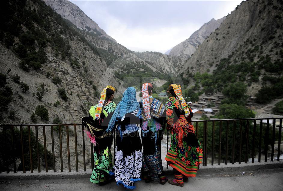 Pakistan'da yaşayan Kalaş topluluğu kadınları 