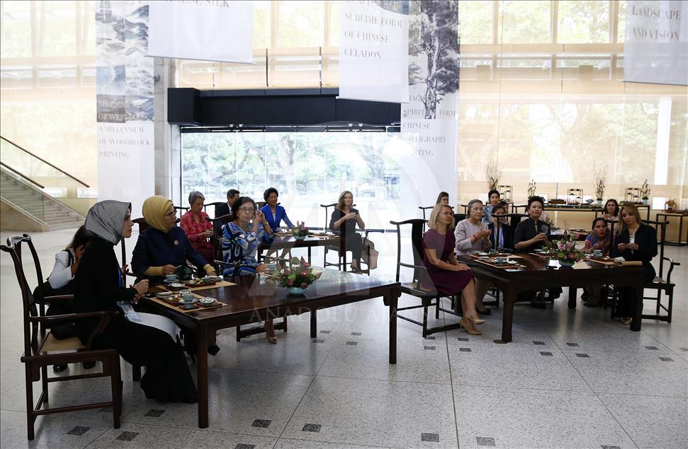 Emine Erdoğan Çin'de Güzel Sanatlar Akademisi'ni gezdi