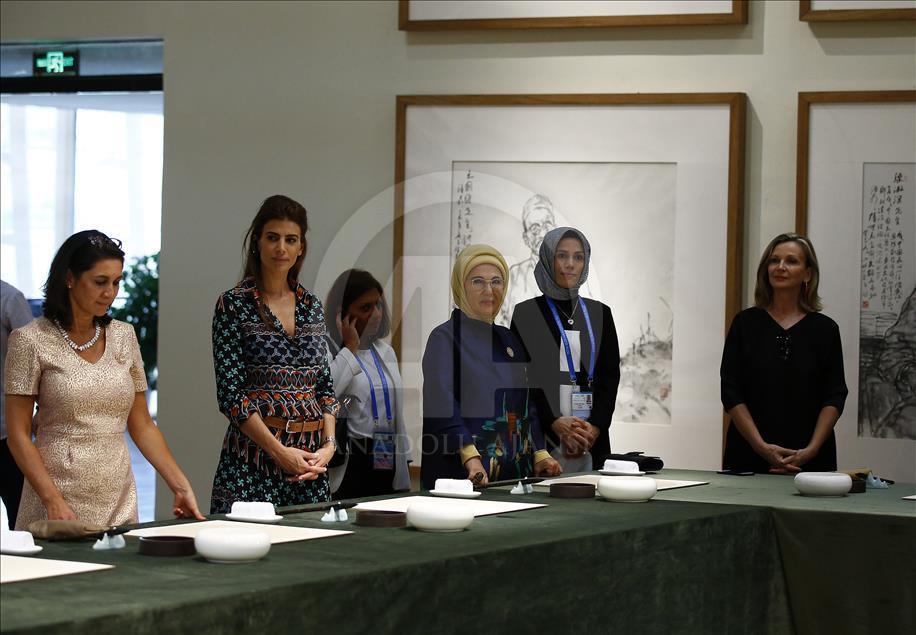 Emine Erdoğan Çin'de Güzel Sanatlar Akademisi'ni gezdi