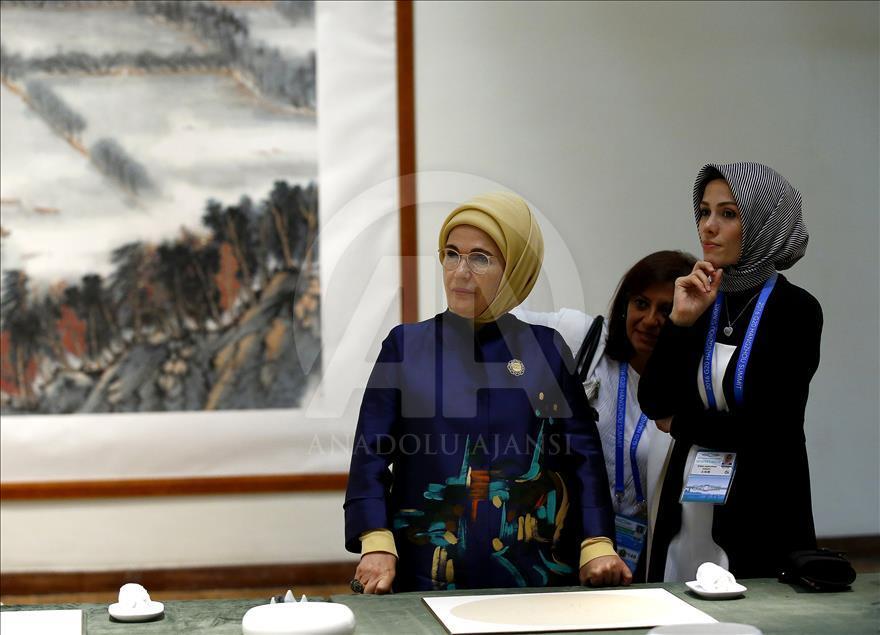 Emine Erdoğan Çin'de Güzel Sanatlar Akademisi'ni gezdi