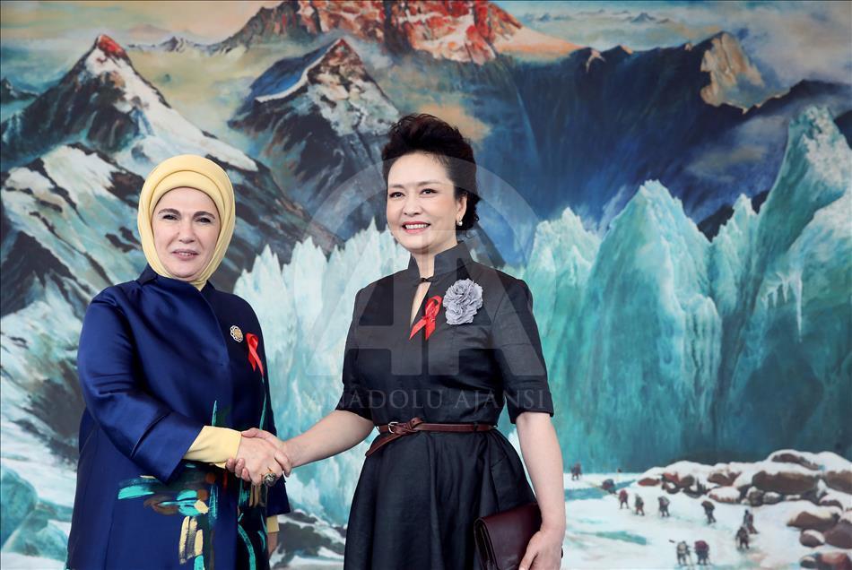 Emine Erdoğan Çin'de Güzel Sanatlar Akademisi'ni gezdi