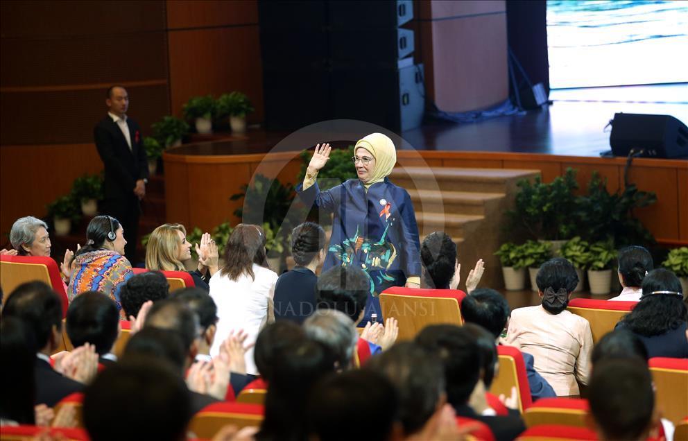Emine Erdoğan Çin'de Güzel Sanatlar Akademisi'ni gezdi