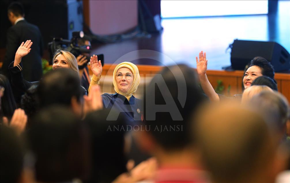 Emine Erdoğan Çin'de Güzel Sanatlar Akademisi'ni gezdi