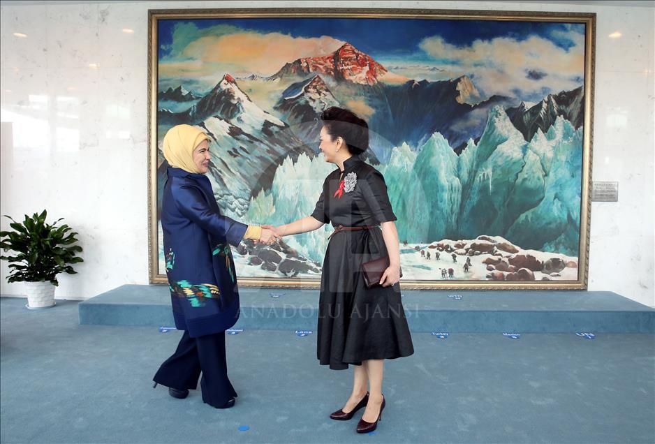 Emine Erdoğan Çin'de Güzel Sanatlar Akademisi'ni gezdi