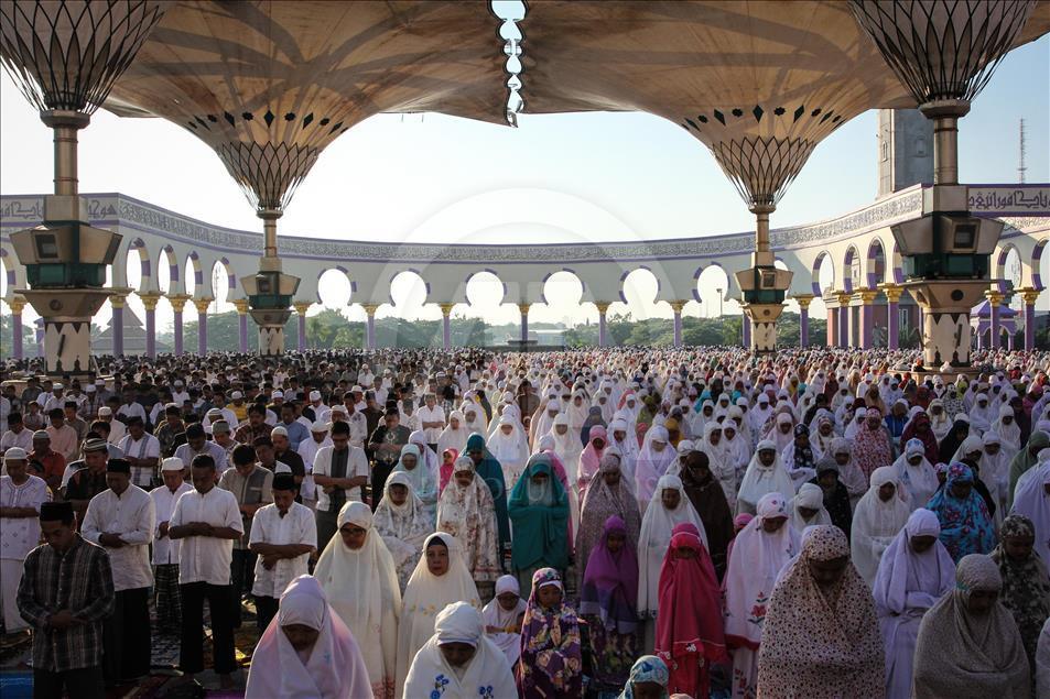 Indonesian muslims attend the Eid Al-Adha prayer at the Great Mosque on September 12, 2016
in Semarang, Indonesia.