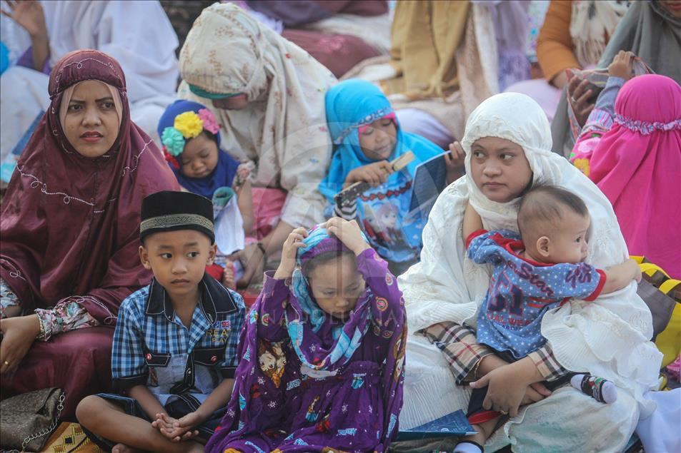 Indonesian muslims attend the Eid Al-Adha prayer at the Great Mosque on September 12, 2016
in Semarang, Indonesia.