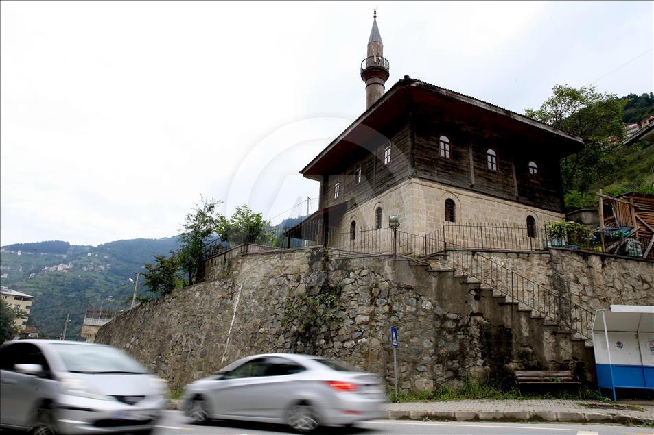 Karadeniz'in "kök boyalarla süslü" camileri