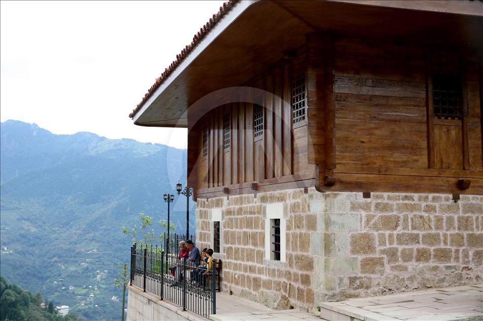 Karadeniz'in "kök boyalarla süslü" camileri